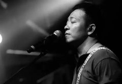 這個“少年”是和崔健比肩的搖滾偶像，更用歌